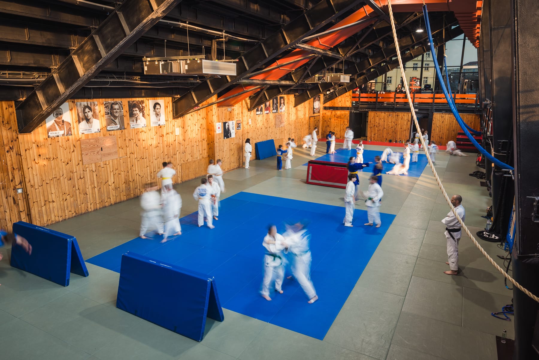 Starší skupina při intenzivní části tréninku