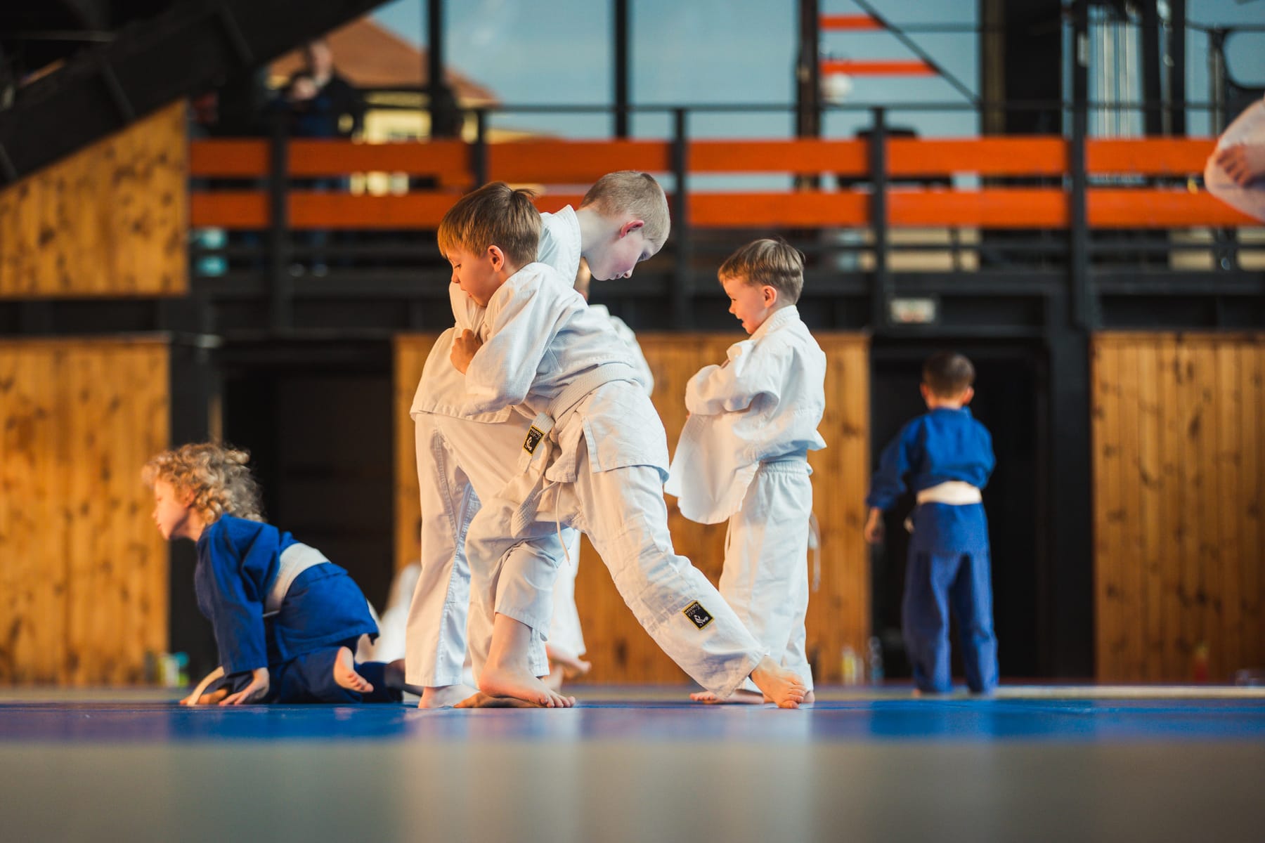 Starší skupina při intenzivním tréninku