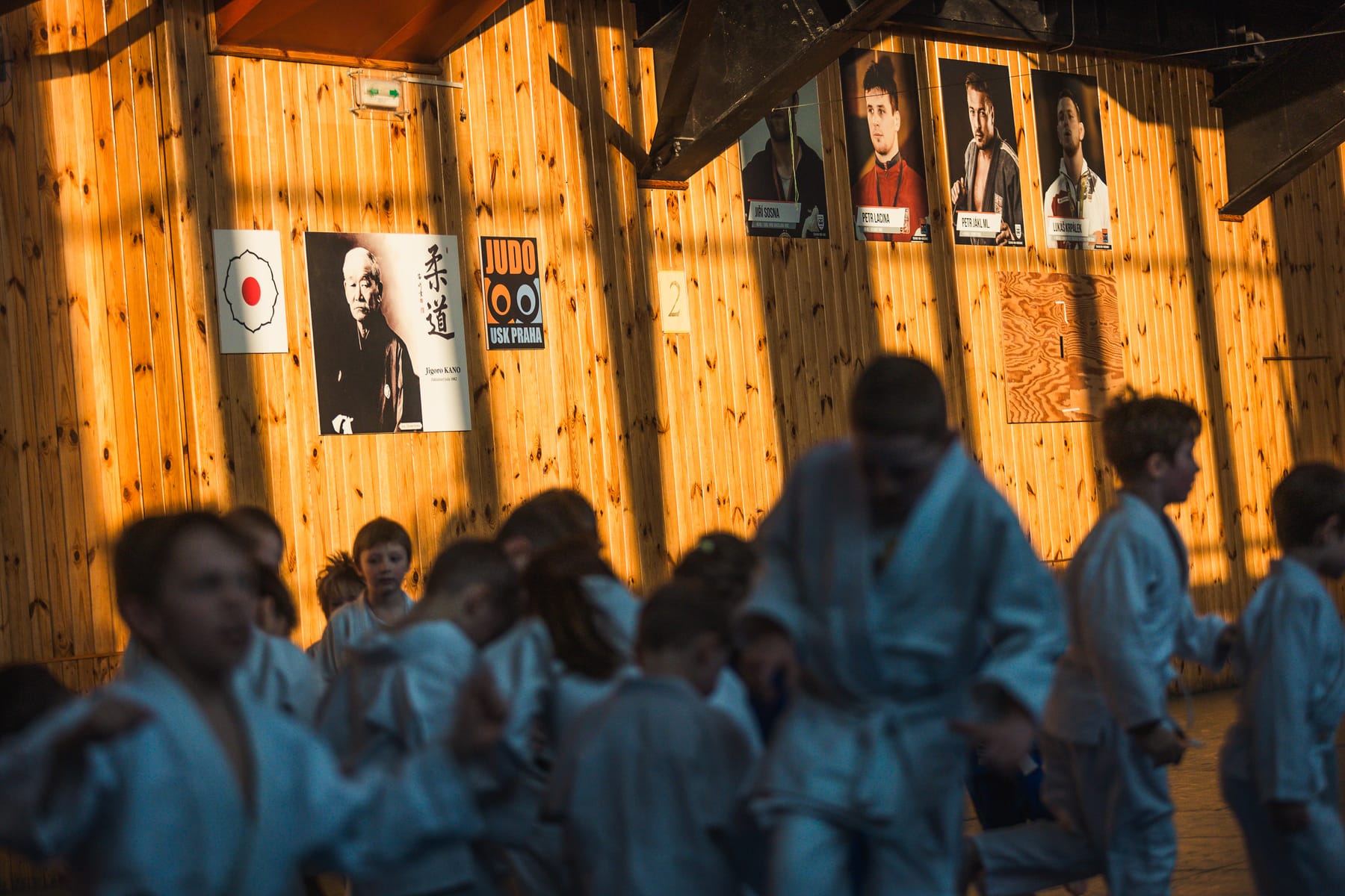 Děti při pohybové průpravě na tatami